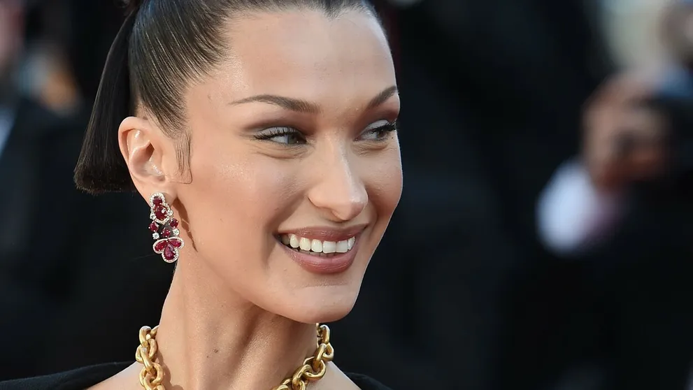 Najšokujúcejšia róba v Cannes. Namiesto látky na prsiach len zlato