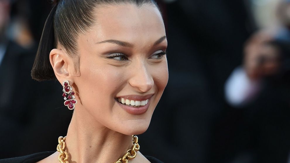 Najšokujúcejšia róba v Cannes. Namiesto látky na prsiach len zlato