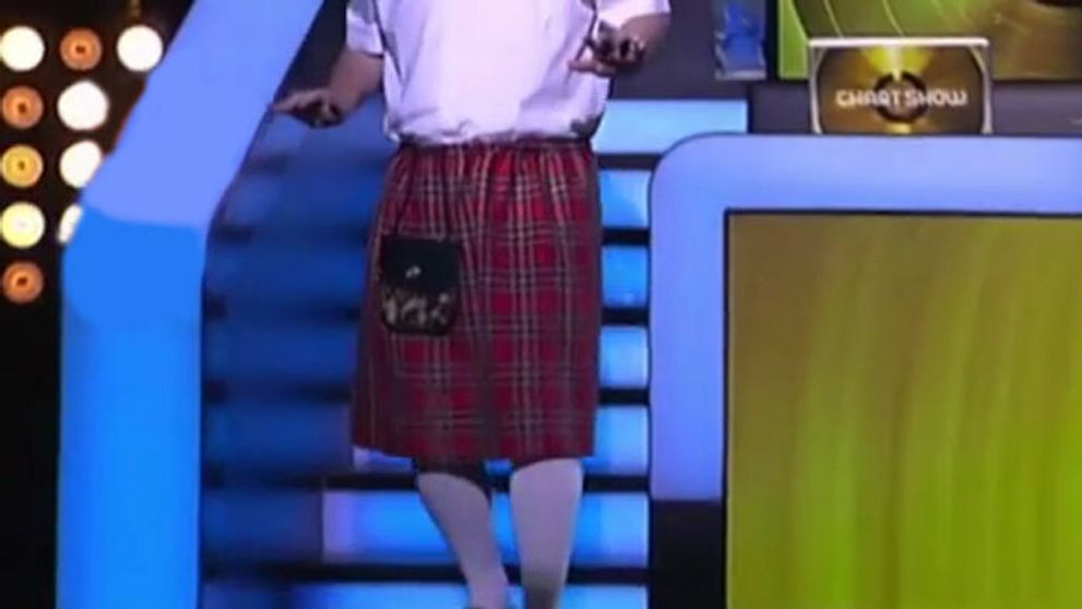 Známy muž sa v novej Chart Show objaví v sukni! Koho by ste tipovali?