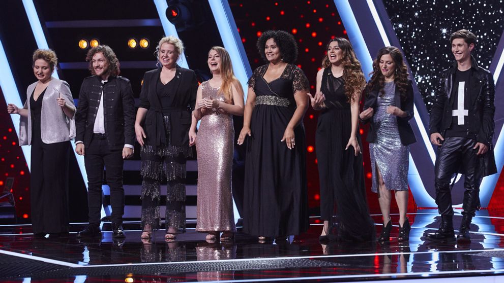 Odhodil zábrany aj nohavice. Pozrite, kto sa v zákulisí odhaľoval