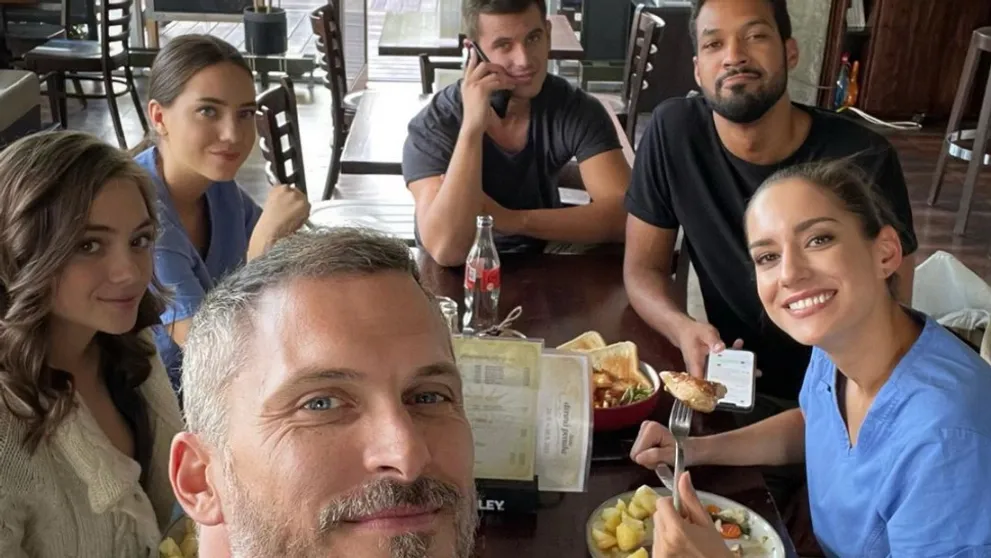 Na výpovede lekárov reaguje aj herec. Drsné slová na adresu politikov