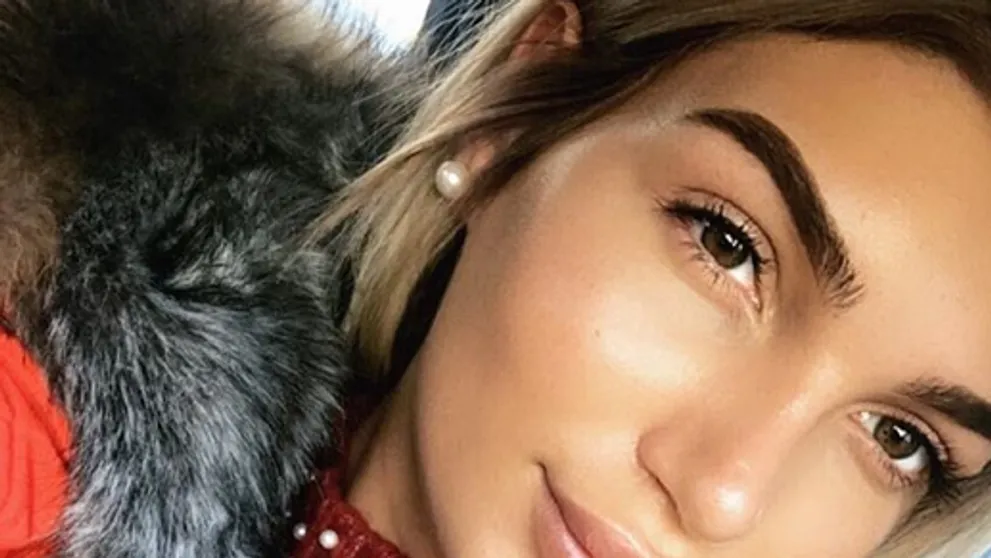 Na obálke magazínu Playboy je prvá nahá preoperovaná modelka. Je prekrásna!
