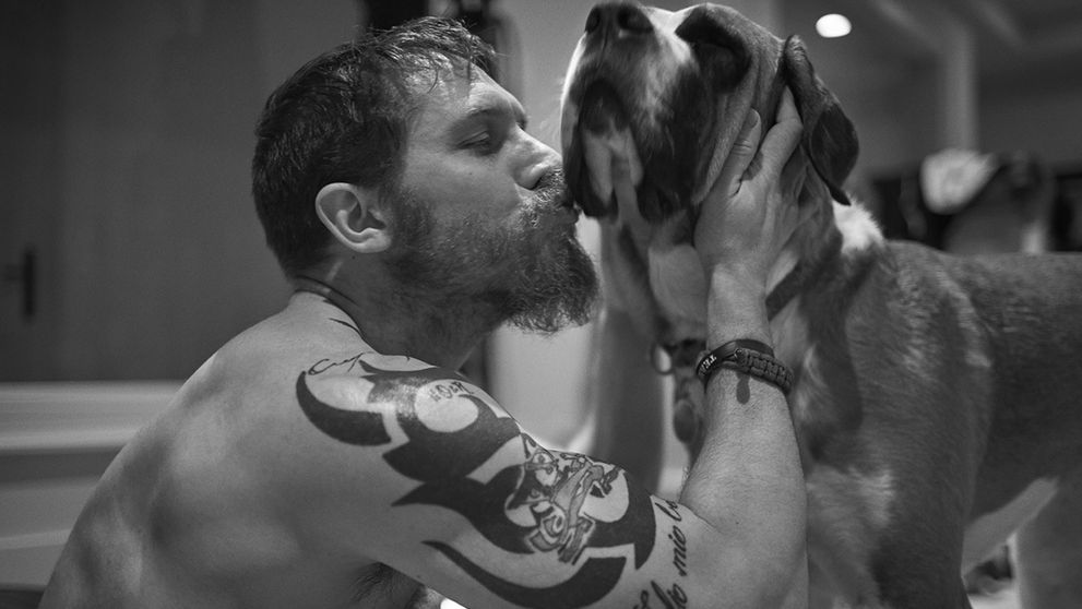 Chýbal vám sexy Tom Hardy? Opäť predviedol božské telo
