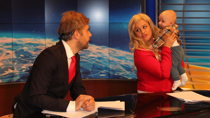 Moderovať Televízne noviny s dieťaťom na kolenách? To už čo je...!