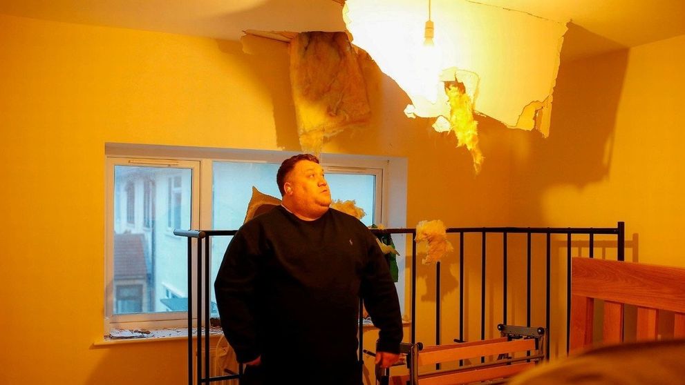 Muž mal veľké šťastie. Obrovský kus ľadu ho takmer zabil vo vlastnom dome