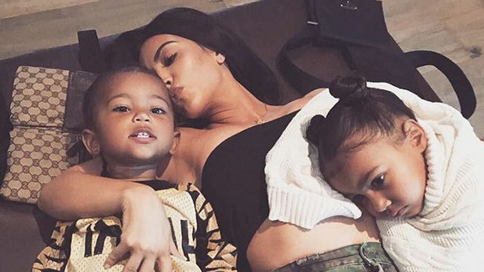 Kim Kardashian ako milujúca matka. Zverejnila krásnu fotku s deťmi