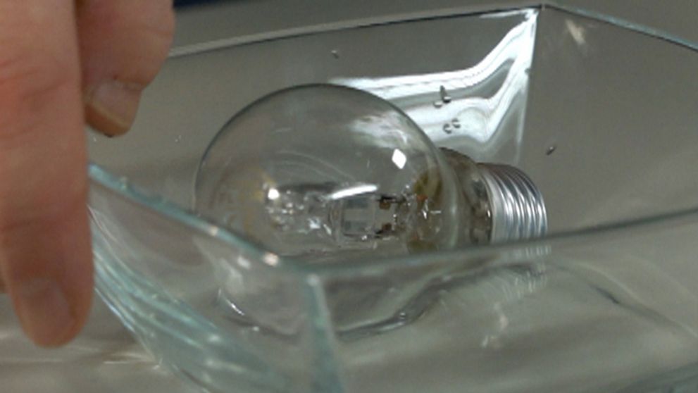 Pokus z Dobre vedieť: Čo sa stane, keď dáte do mikrovlnky žiarovku v miske vody?