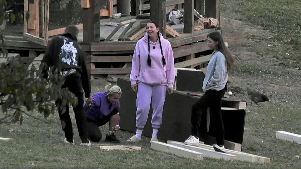 Vyriešia sexuálnu frustráciu farmárov rodinné návštevy? Na záchode kamery nie sú!