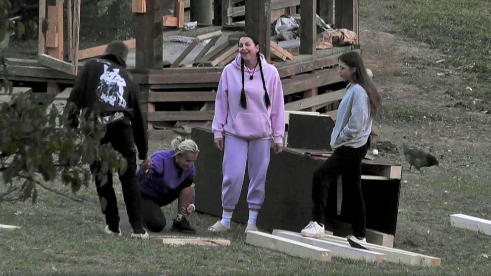 Vyriešia sexuálnu frustráciu farmárov rodinné návštevy? Na záchode kamery nie sú!