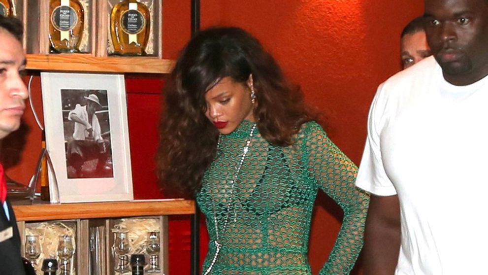 Rihanna v sieťovaných šatách ukázala všetko, čo má pod nimi