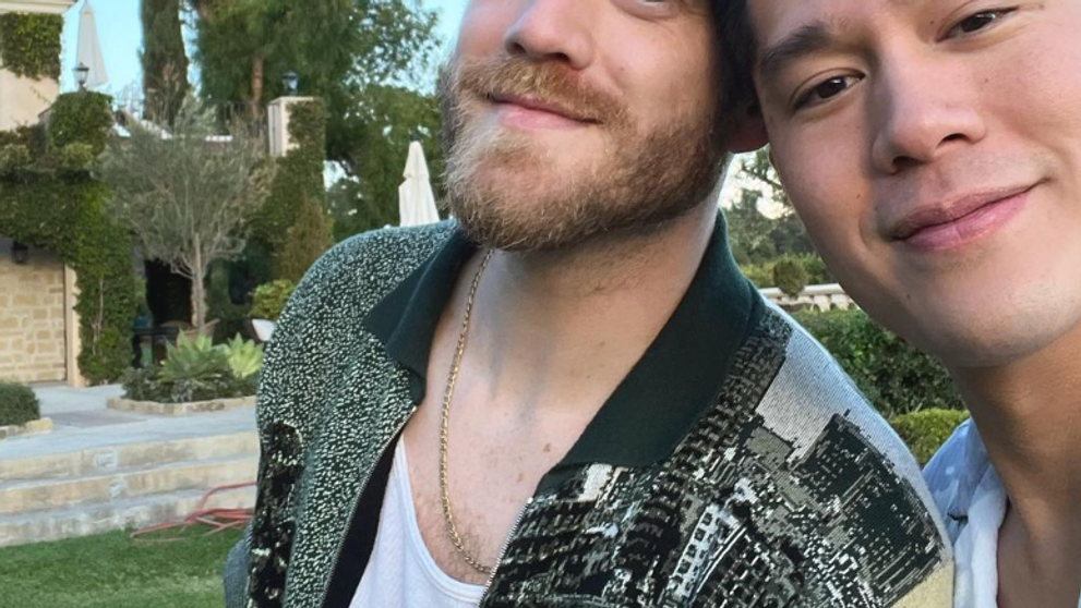 Spevák sa oženil. S manželom celí v bielom