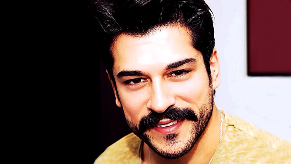 Burak Özçivit: Prerástla seriálová láska do skutočnej?