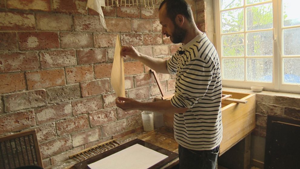 Bývalý bankár ručne vyrába papier, všetky suroviny pestuje v záhrade