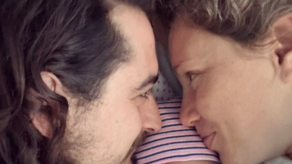 Partner Puklušovej opísal pôrod: Začala rodiť doma, potom utekali do nemocnice