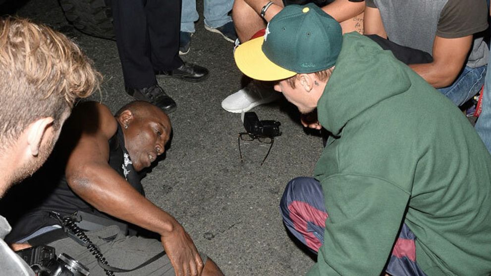 VIDEO: Justin Bieber zrazil autom fotografa. Skončil v nemocnici