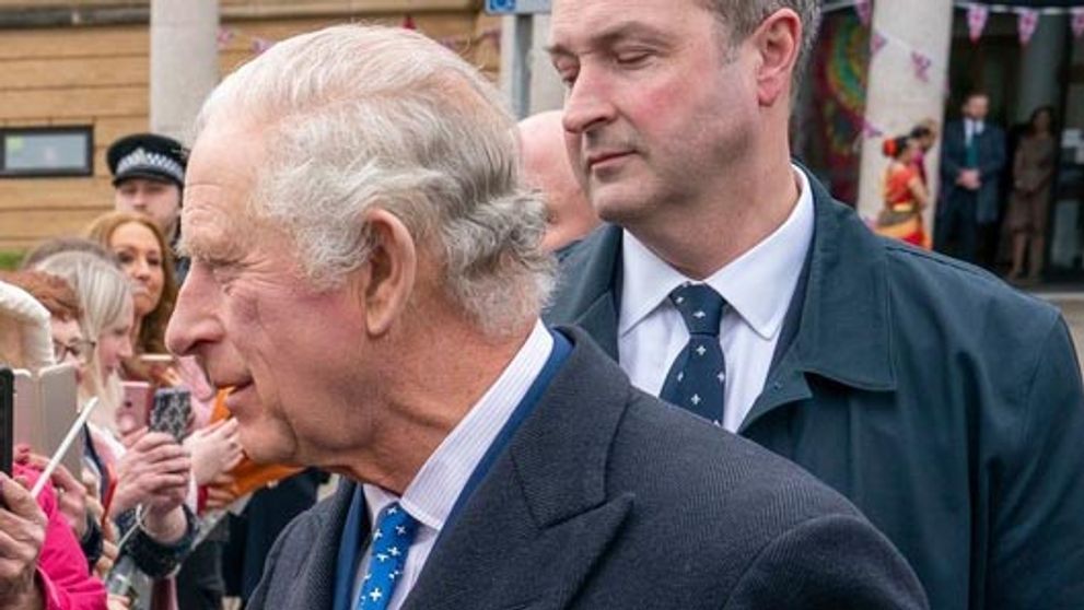 Kráľa „vypískali“: Sledujte jeho reakciu