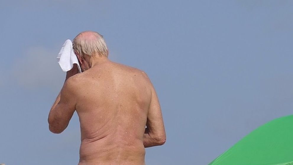 Hviezda seriálu úplne nahá. Herca a jeho partnerku zachytili na nudapláži