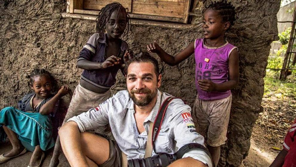 Riskuje život kvôli fotkám šeliem