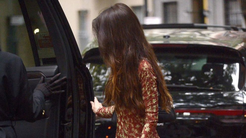 Za manželom už rozhodne nesmúti: Vášnivé bozky s neznámym mužom!