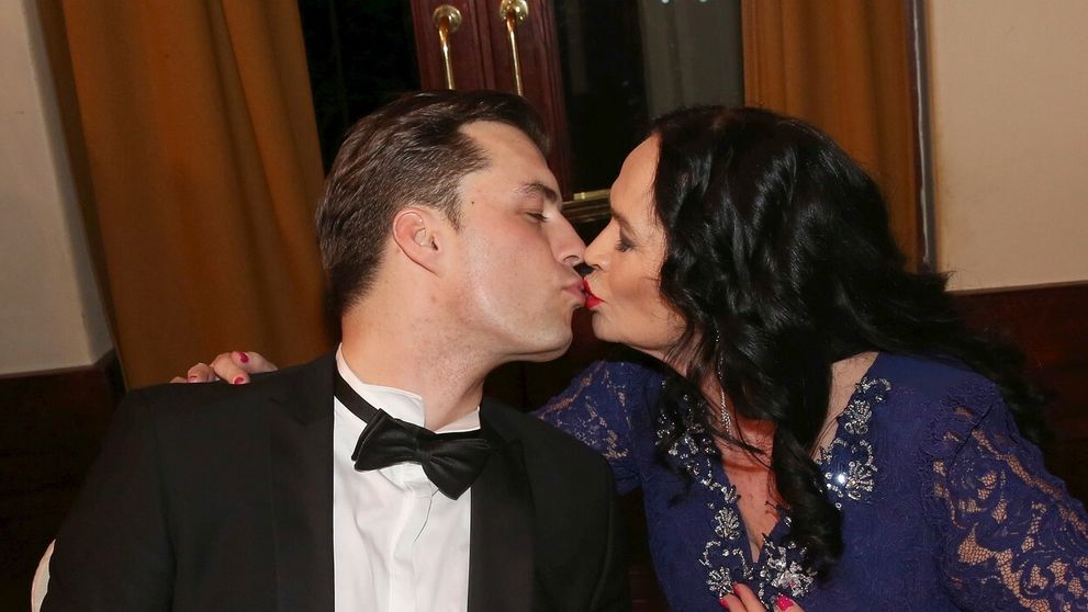 Je to láska! Gregorová sa na plese od mladého partnera ani nepohla