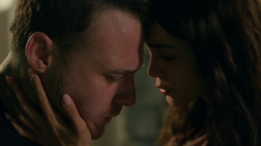 Ateşa ochromí záchvat paniky. Len vďaka Leyle sa dokáže znova nadýchnuť