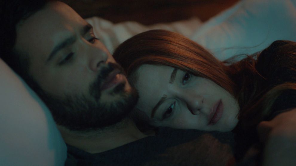 Defne vystraší, keď sa uprostred noci prebudí v prázdnej posteli