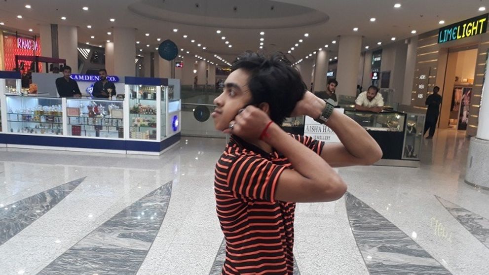 Neuveriteľná schopnosť mladého chlapca: Hlavu si vie otočiť o 180 stupňov