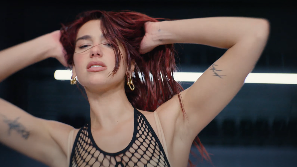 Dua Lipa je späť! Novinka Houdini vám nedovolí sadnúť si