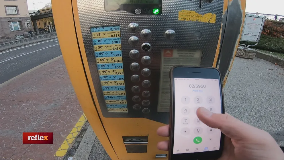 Získať späť mince zaseknuté v automate na lístky je náročné