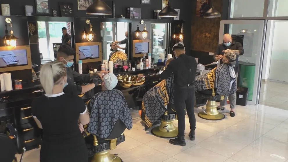 Dedovia chodili do holičstiev, vnuci majú barbershopy. Tie neslúžia len zarasteným mužom