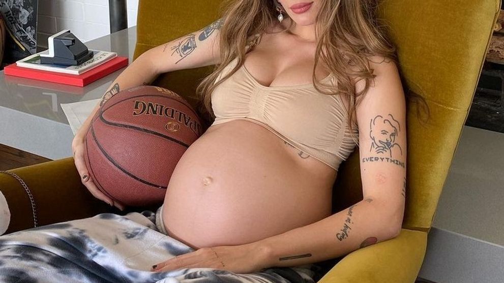 Zo speváčky sa prvýkrát stala mama. Svoj poklad hrdo dojčí