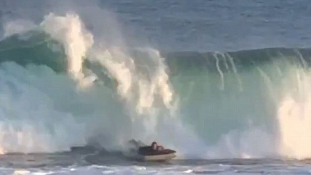 Surfovanie na doske už nie je „in“. Mladíkovi na videu stačil nafukovací matrac