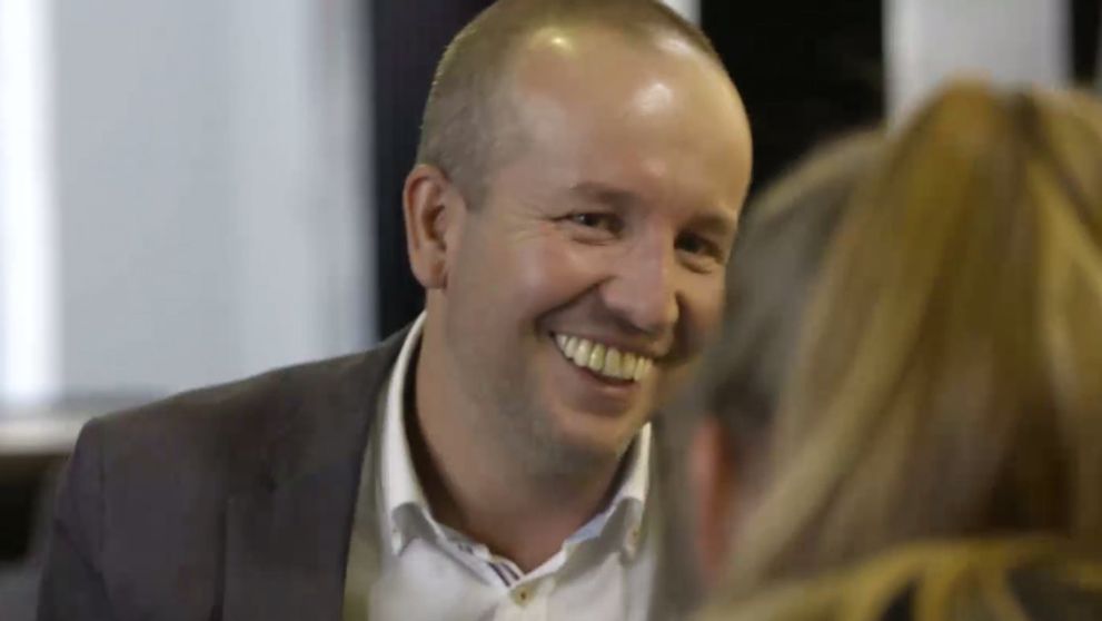 Účinkovanie v Utajenom šéfovi ho stálo vlasy: Lukáš si musel oholiť hlavu