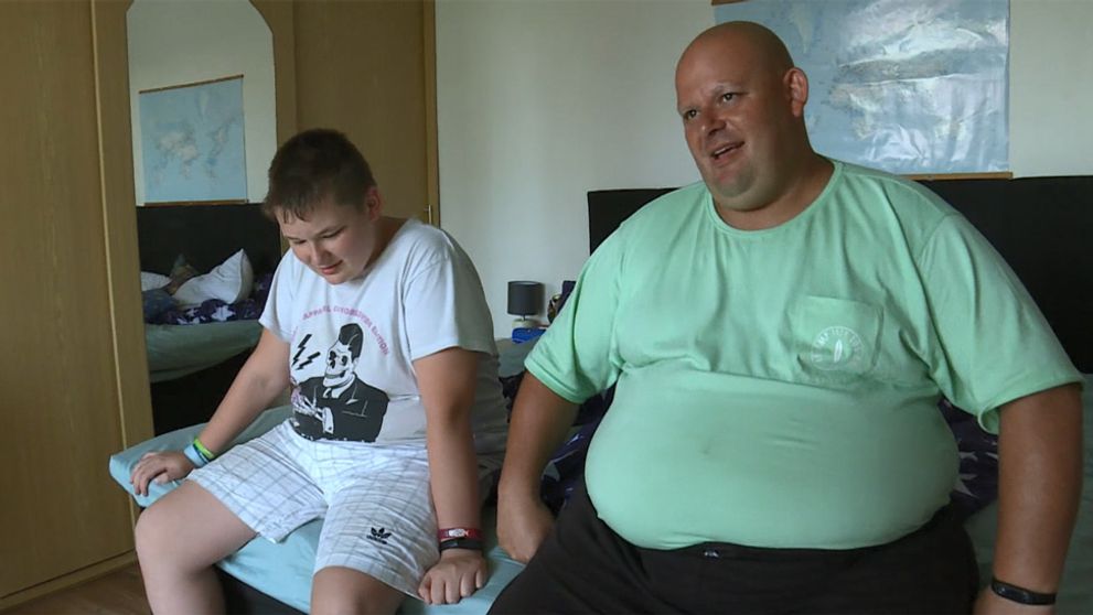 Neuveriteľné: Trinásťročný chlapec má takmer sto kíl a v prejedaní ho podporuje otec