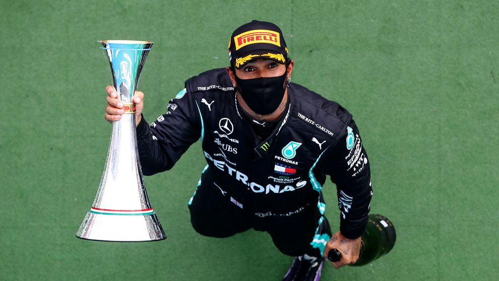 Hamilton vyhral VC Maďarska spôsobom štart-cieľ a je na čele šampionátu F1