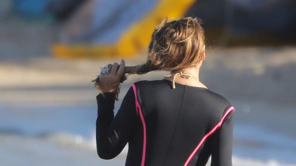 Speváčka bola sexy aj v neopréne: Zips to nezvládal