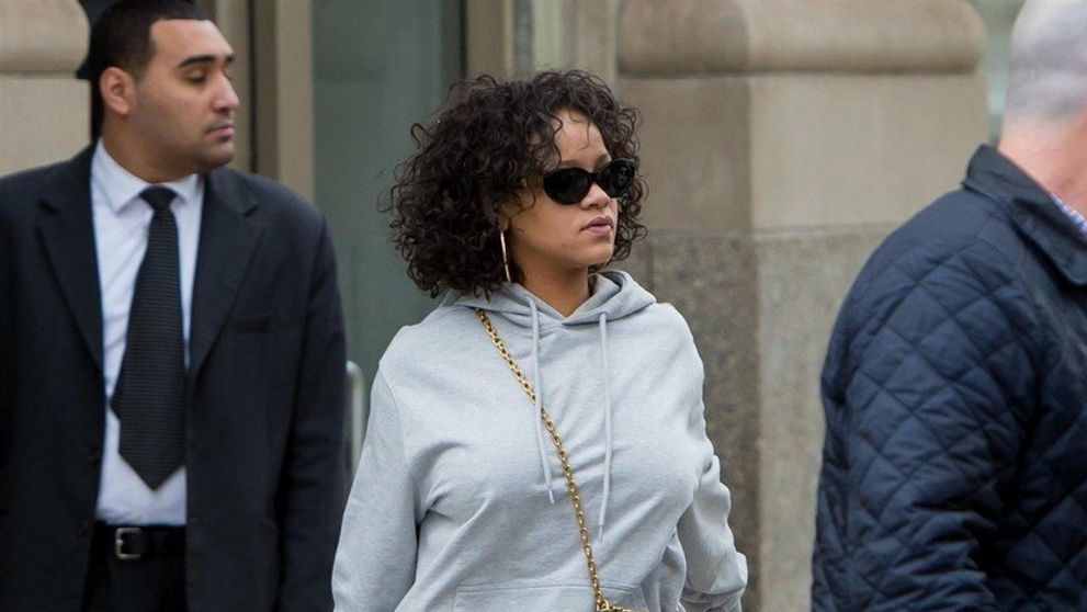 Rihanna skrýva postavu v teplákovej súprave. Hlava jednoducho nepasuje k telu