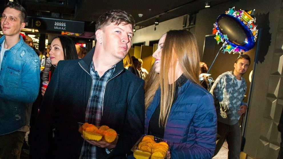 Andrej Bičan prvýkrát oficiálne na verejnosti s priateľkou. Nechýbali bozky