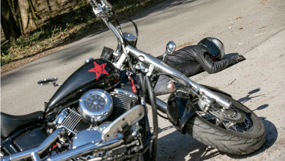 Situácia sa vymkla spod kontroly. Vážna nehoda na motorke