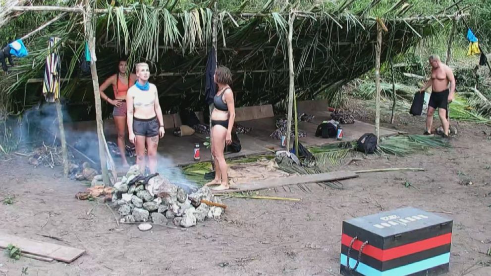 Prvý naháč v Survivore. Šaty odhodil za bieleho dňa