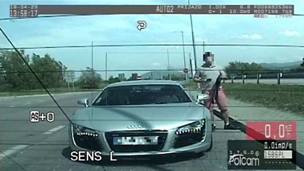 Čecha nahovorila žena, aby vyskúšal auto. Diaľnicou sa rútil 220 km/h