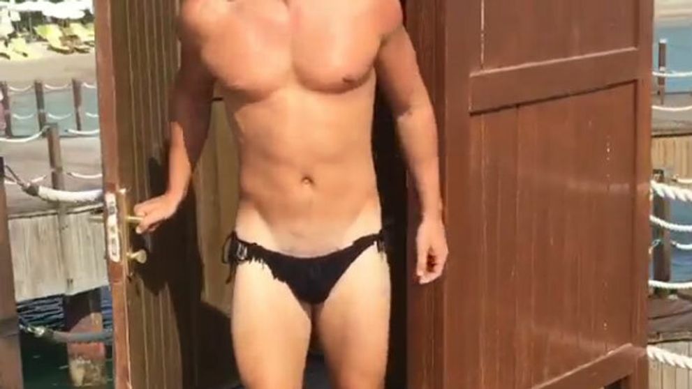 Toto nemal nikto vidieť: Unikli zábery rapera v dámskych nohavičkách!