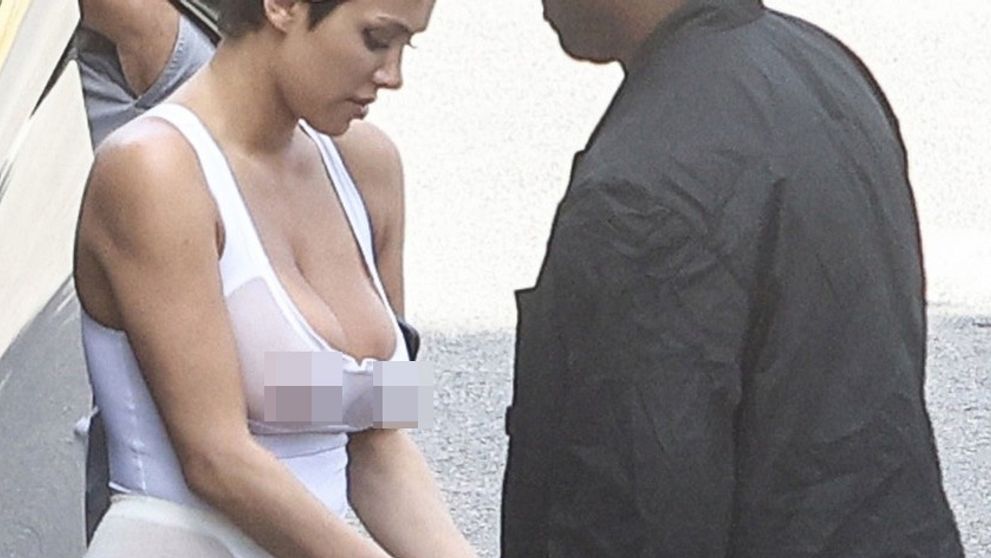 Ľudia žiadajú políciu, aby potrestali manželku Westa: Jej outfity sú príliš