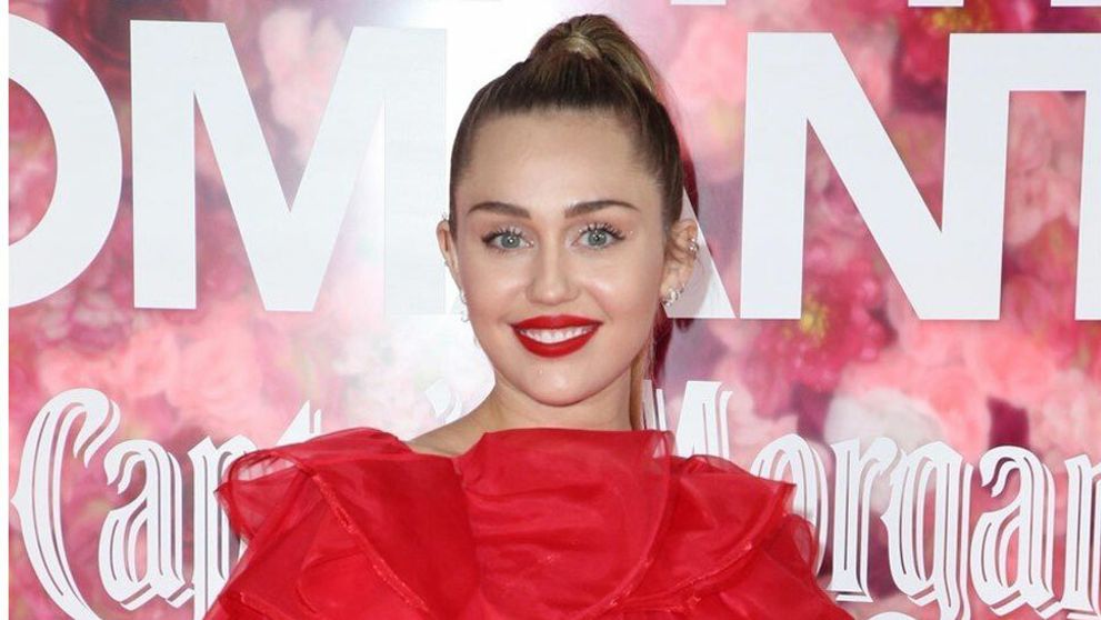 Miley Cyrus v presvitajúcich šatách. Na premiéru prišla sama, Liam skončil v nemocnici