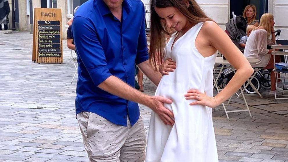 Moderátor rok po svadbe oznámil úžasnú novinu: Bábätko na ceste