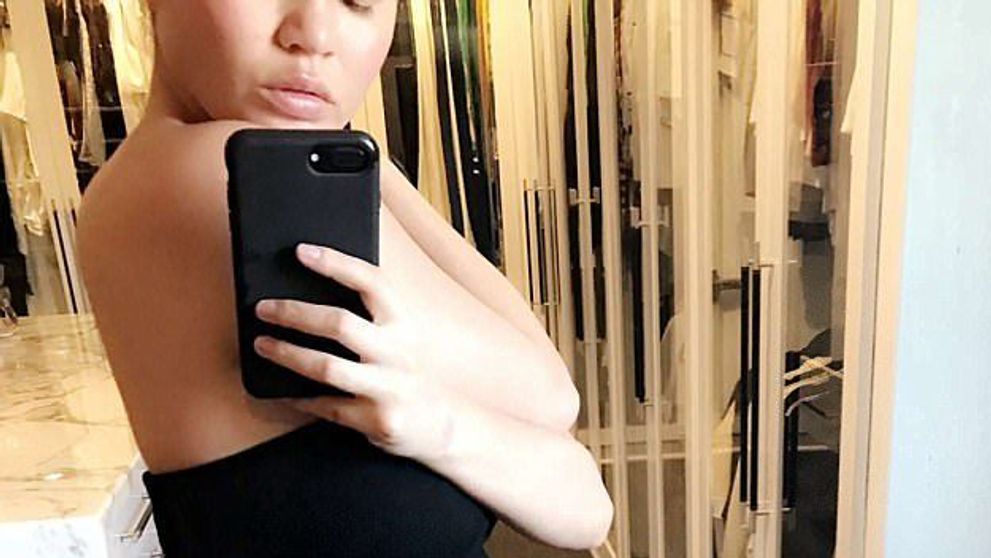 Chrissy Teigen ukázala bruško. Tehotenské črty už nezakryje
