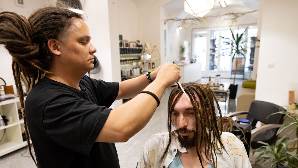 Exotický vzhľad a dredy po pás: Zo seriózneho riaditeľa brigádnik