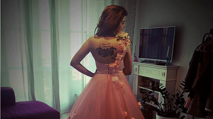 Romantická dračica: Na plesovú róbu Celeste Buckingham minuli viac ako 450 kvetov