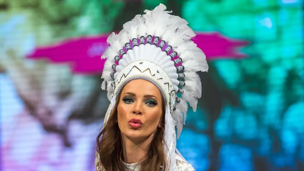 Pohľad pre bohov: Andrea Verešová ukázala v Bratislave nahé pozadie