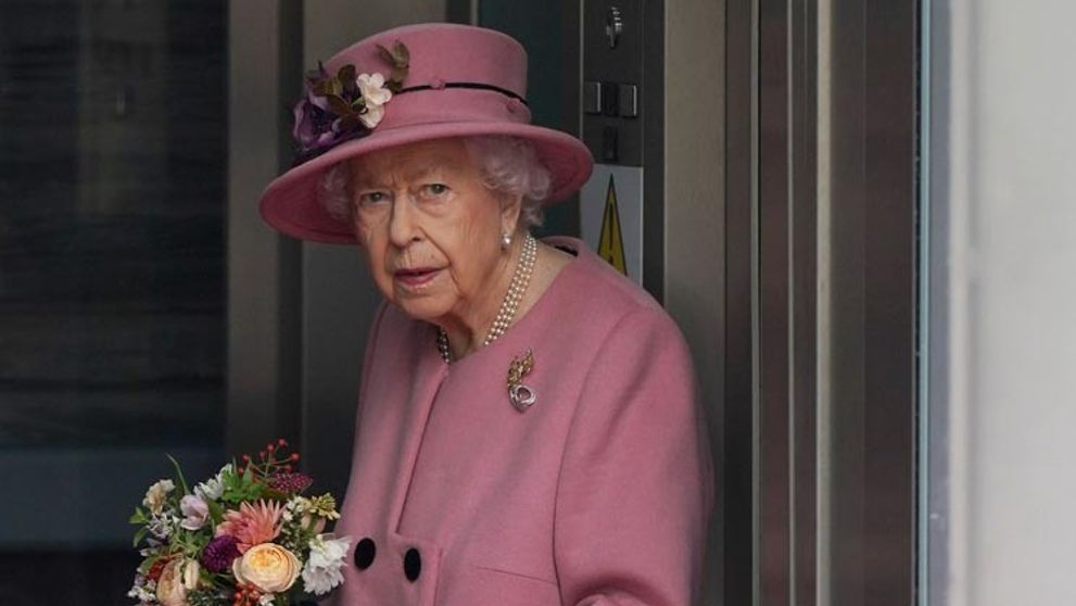 Kráľovnej Alžbete II. potvrdili koronavírus. Má mierne príznaky